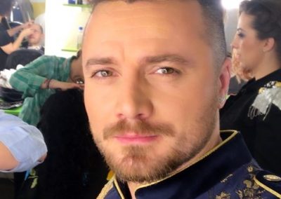 Tavi Clonda a studiat chitara si canto
